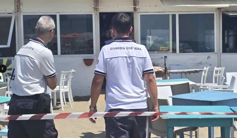 Bacoli, sequestrati tavoli e sedie al ristorante Giona nella zona di Miseno