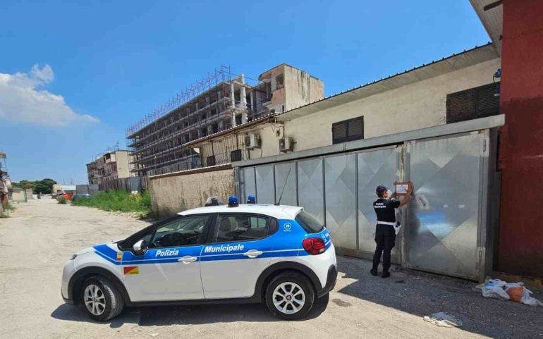 Napoli, sgomberato feudo della camorra: via le villette abusive al Rione Amicizia