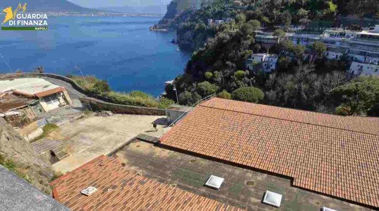 Vico Equense, sequestrato supermercato con punto ristoro vista mare tutto abusivo a Seiano