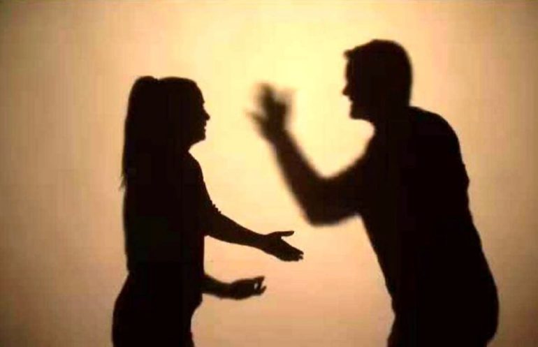 Napoli, spacca la faccia all’ex moglie per soldi: 48enne arrestato a Pianura