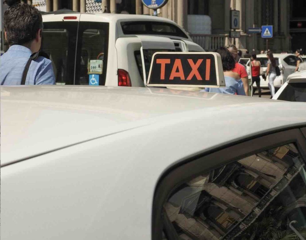 Naples, taxi drivers urge the city: "The city is held hostage by traffic and neglect."