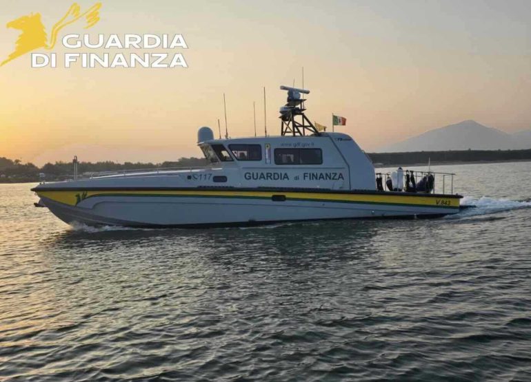 Napoli, tender rubato da maxi yacht davanti a Castel dell’Ovo: ritrovato a Torre del Greco