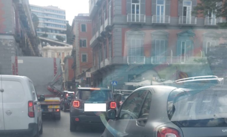 Napoli, traffico paralizzato: tassisti in rivolta chiedono il cambio dell’assessore