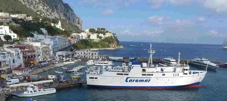 Capri, traghetto in ritardo: passeggero minaccia l’equipaggio con un coltello