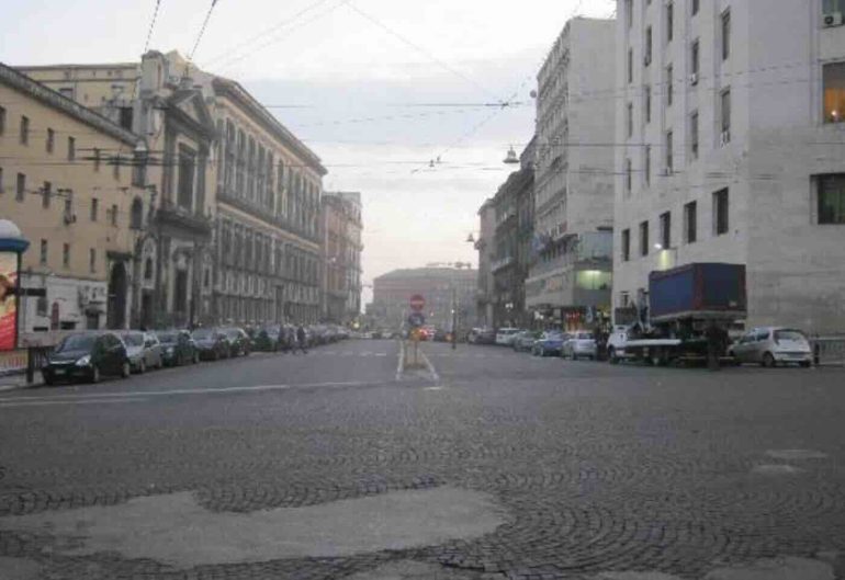 Il “pizzo estivo” nel cuore di Napoli: esattore arrestato a pochi metri dalla Questura