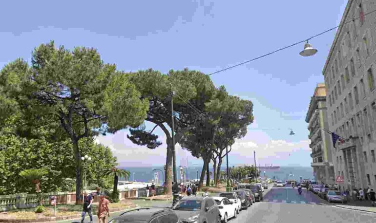 Napoli, ladri incauti rapinano turisti in pieno centro: inseguiti e arrestati