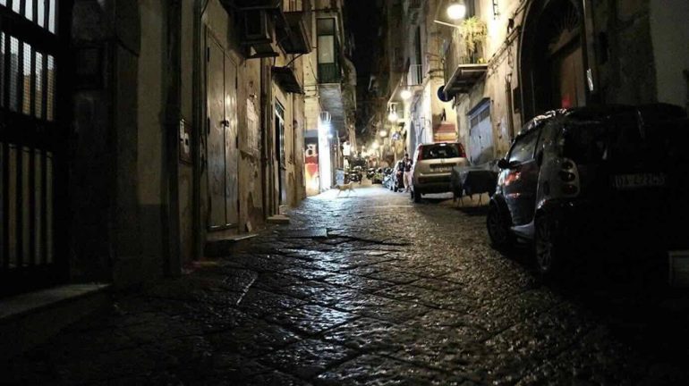 Commando apre il fuoco ai Quartieri: è guerra di camorra per il controllo della movida