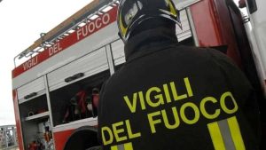 Caserta, pomeriggio di fuoco: crolla pensilina sulla A30 e incendio in un’abitazione a Teverola