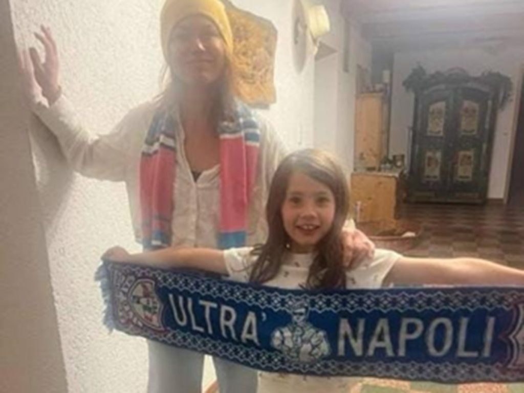 Napoli con il fiato sospeso per Virginia, la piccola tifosa dispersa nell’alluvione in Texas