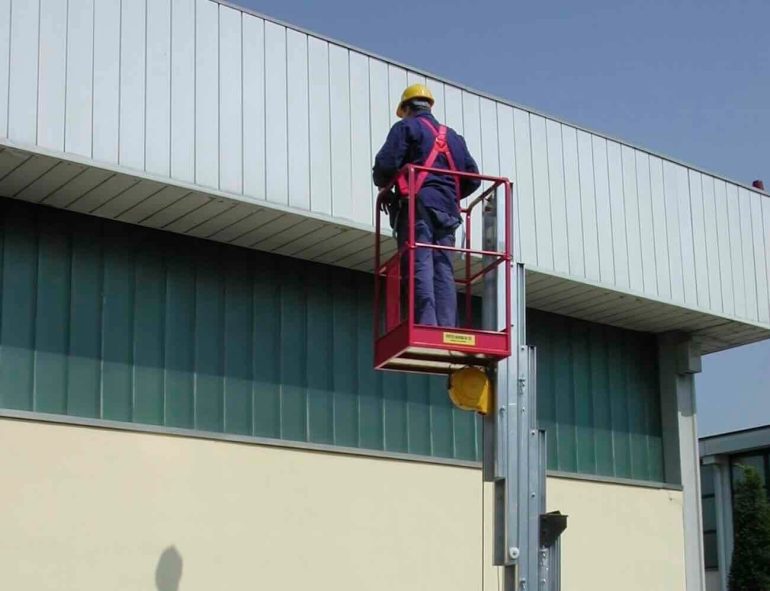 Salerno, si ribalta cestello elevatore: tre operai feriti. L’estate nera dei lavori in quota