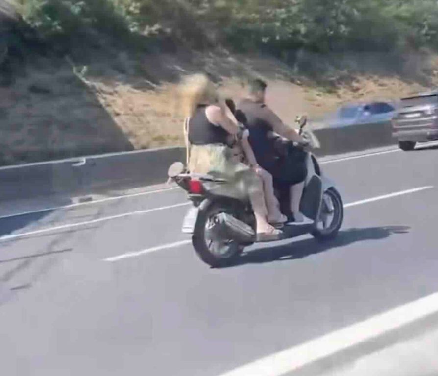 Napoli, minorenni in scooter senza casco