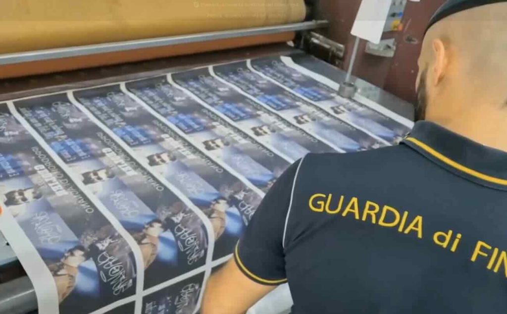 A Pianura la centrale dei falsi prodotti del Napoli e di Geolier: 2 arresti