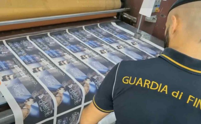 A Pianura la centrale dei falsi prodotti del Napoli e di Geolier: 2 arresti