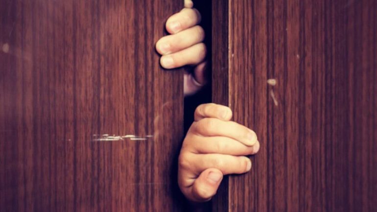 Acerra, come gli amanti si nasconde nell’armadio: 29enne albanese arrestato