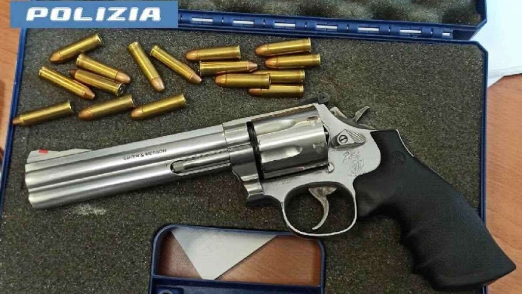 Acerra, trovato in casa con una pistola rubata: arrestato 30enne