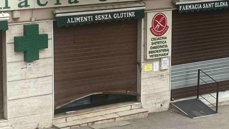 Afragola, assalto alla farmacia all’alba: banditi messi in fuga dai residenti