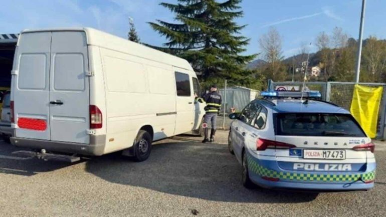 Afragola, furgone con formaggi e larve trasportati senza regole: maxi multa e sequestro