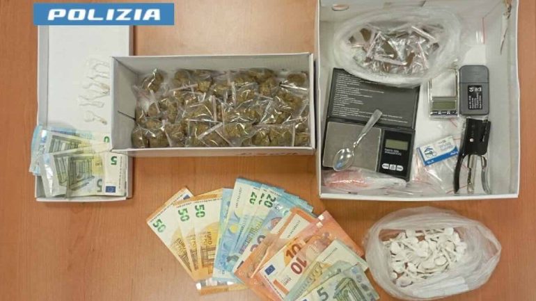 Afragola, pusher 22enne sorpreso in strada: arrestato