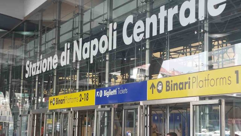 Napoli, malore in stazione, turista salvato da Esercito e Polfer: decisivo l’uso del defibrillatore