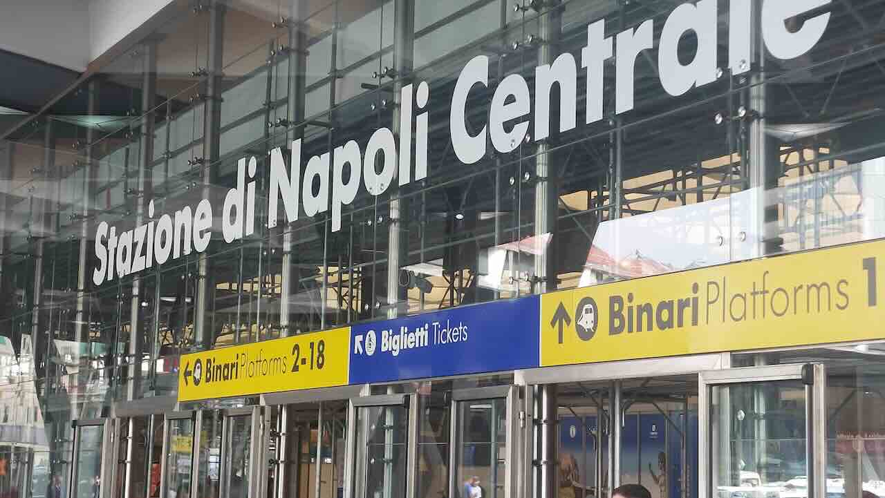 Napoli, caos alla Stazione Centrale: tentato furto della pistola a una guardia giurata, arresto in diretta!