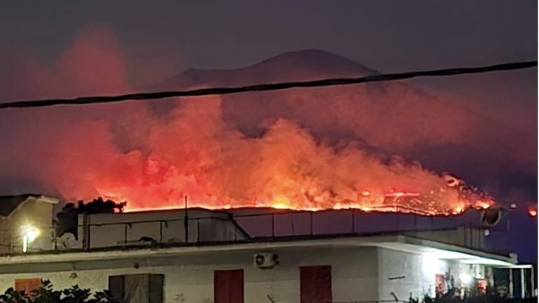 Altra notte di fuoco sul Vesuvio: nuovo fronte di fiamme. Situazione sempre più drammatica
