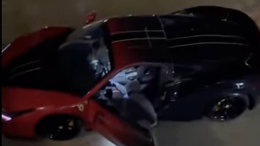 Arzano, cercano di rubare una Ferrari , i residenti chiedono aiuto e loro li minacciano