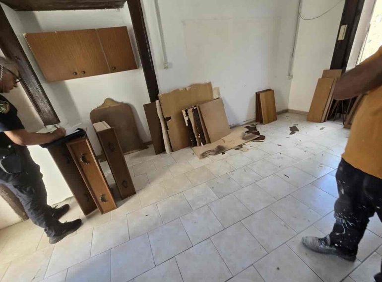 Arzano, svuotano arredi nel centro storico: pedinati e presi