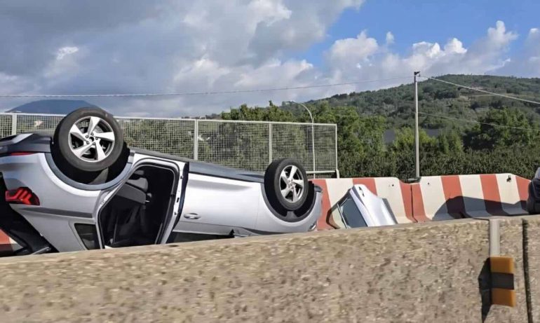 Incidente sul raccordo Avellino-Salerno: auto si ribalta, tre feriti. Traffico in tilt per ore