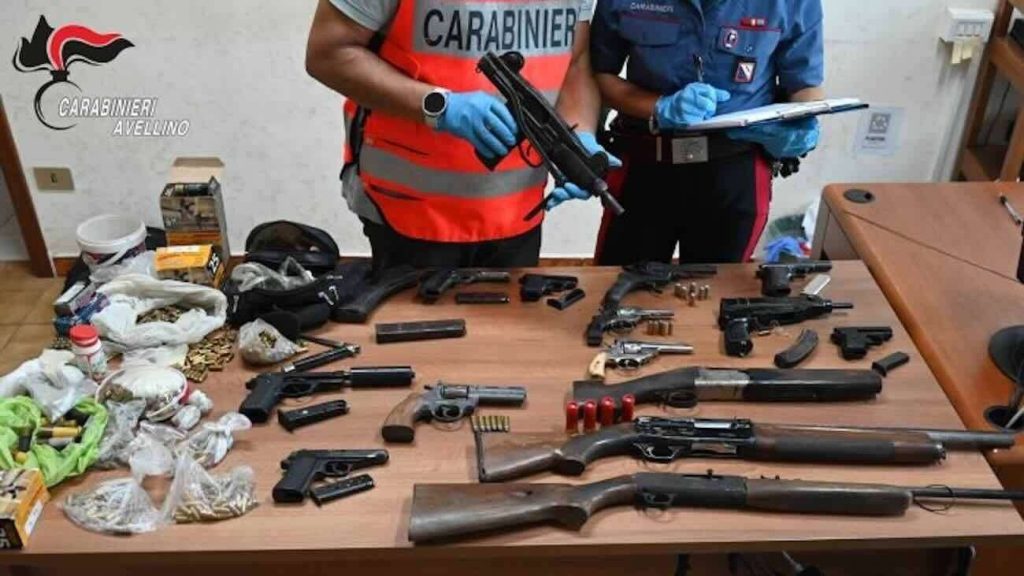 Avellino, scoperto arsenale in una casa abbandonata a Roccabascerana