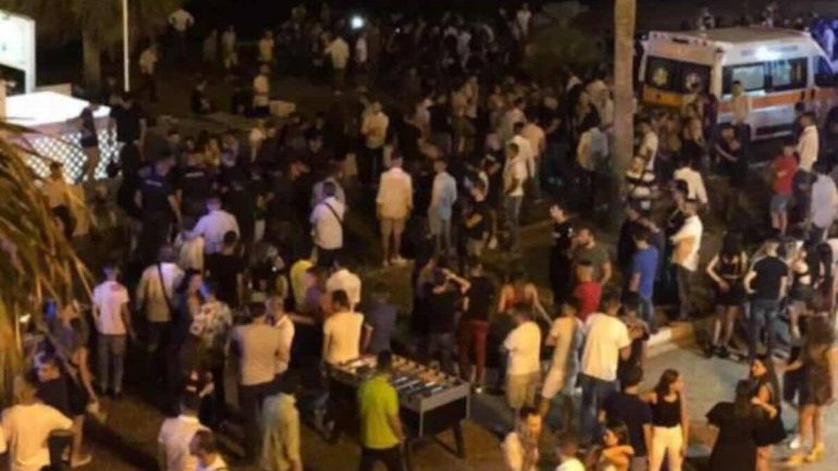 Avellino, stop a assembramenti notturni e alcol nel parco di piazza Kennedy