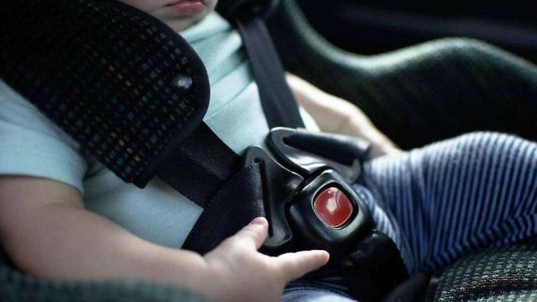Bambino di 18 mesi intrappolato in auto sotto il sole: salvato in extremis dai Carabinieri
