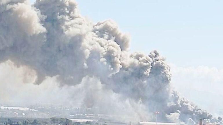 Battipaglia, caseificio distrutto da un vasto incendio: nube tossica avvolge la città
