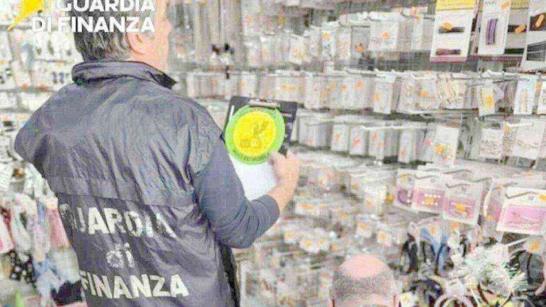 Benevento, la Finanza sequestra 79.000 prodotti non sicuri  e scopre 3 lavoratori in nero