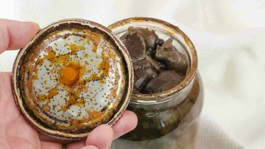 Botulino, il killer silenzioso: torna la paura dopo le due vittime in Calabria e Sardegna