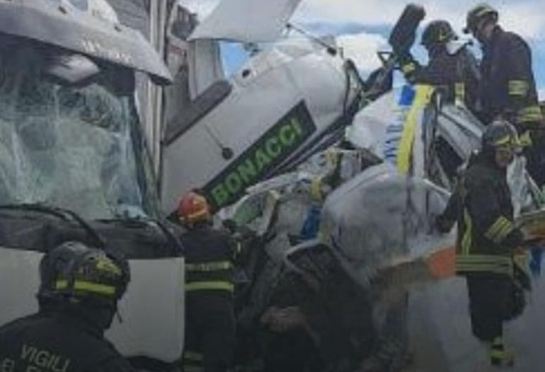 Camion salta la barriera in autostrada: tre morti e diciotto feriti