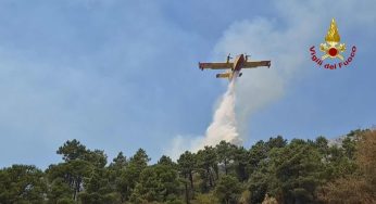 Incendio sulla collina di Caserta, in azione canadair ed elicotteri