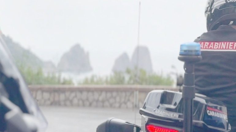 Evade dai domiciliari per raggiungere l’ex a Capri: «Montecristo ci ha messo dieci anni per vendicarsi»