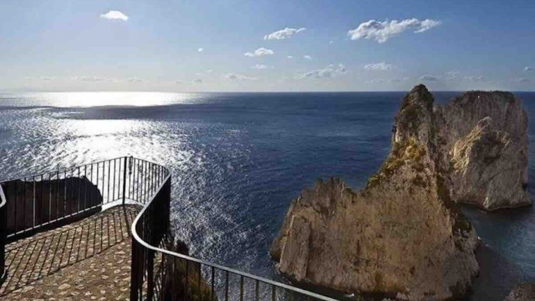 Capri, dipendente hotel sostituisce borsa griffata con una contraffatta, denunciato