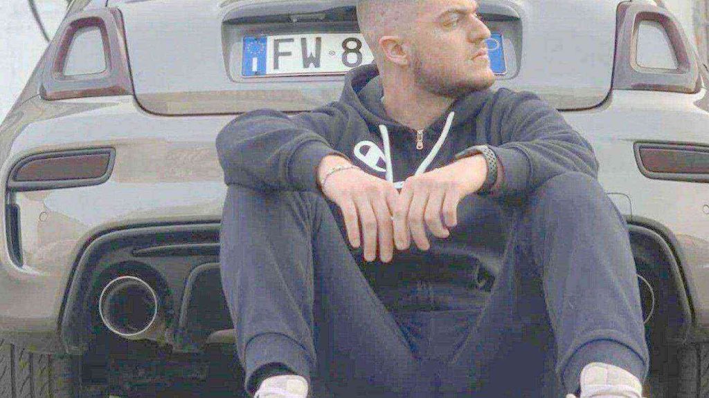 Cardito, si schianta contro il guard rail: muore 26enne di Afragola