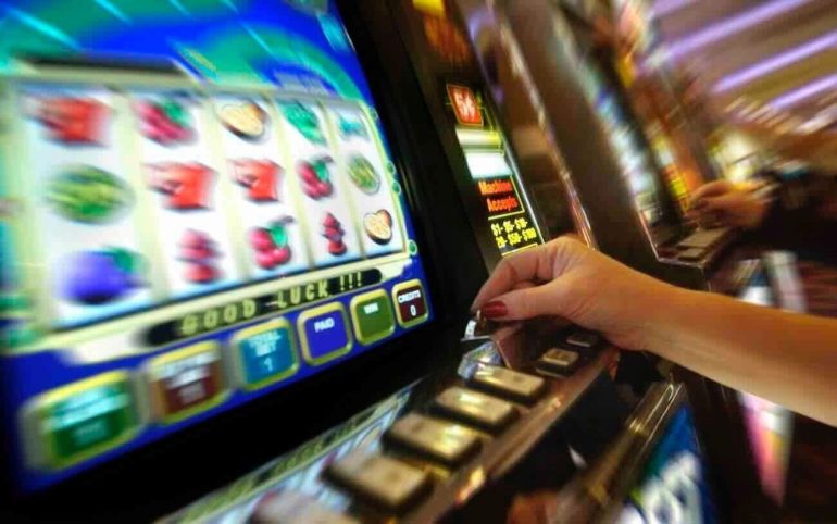 Casal di Principe, aggredisce la madre 76enne per soldi da giocare alle slot: arrestato 50enne