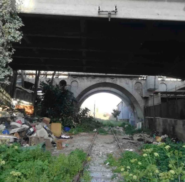 Castellammare, la discarica dimenticata lungo la linea ferroviaria per Gragnano