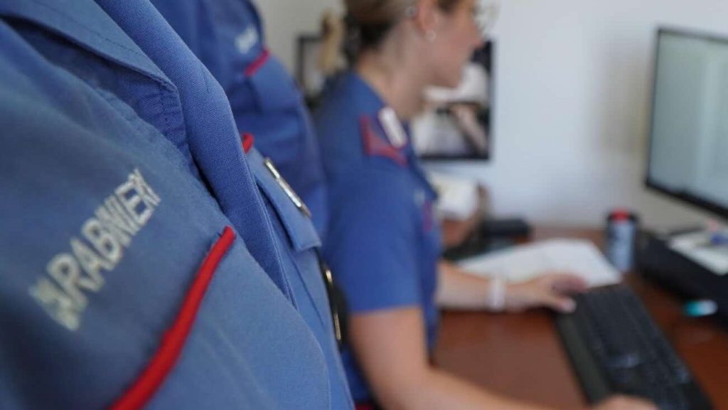 Cesa, picchia la compagna e poi aggredisce i carabinieri: arrestato