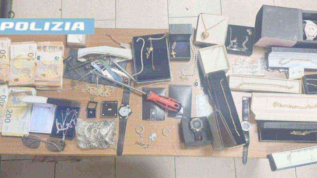 Colli Aminei, sgominata banda di scassinatori: recuperati gioielli e 43mila euro