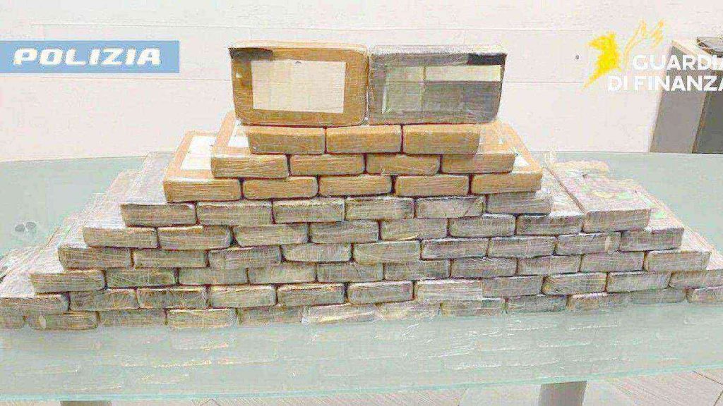 Colpo ai narcos di Scampia: arrestato corriere con 80 chilogrammi di stupefacenti