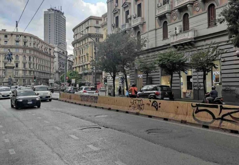 Napoli, turista derubata a Corso Umberto I: arrestati due migranti con precedenti