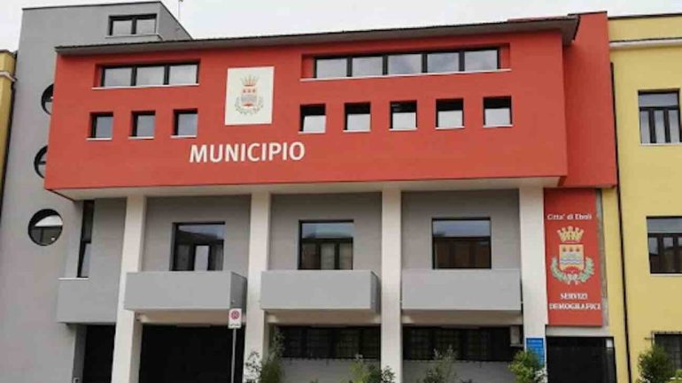 Eboli, stupefacenti e timbri falsi del Comune: arrestata una coppia