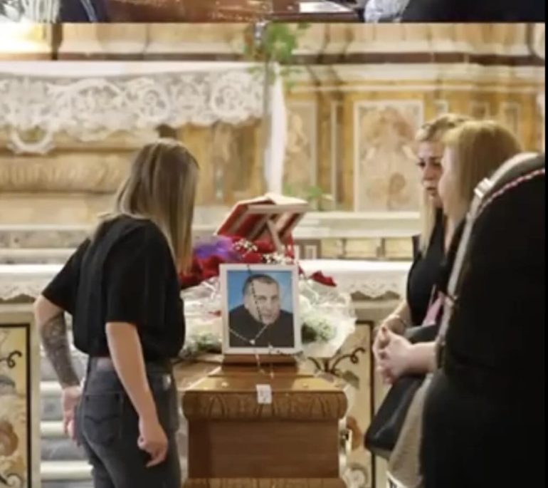Napoli, funerali di Vincenzo Del Grosso: Forcella in lacrime, malore per la figlia