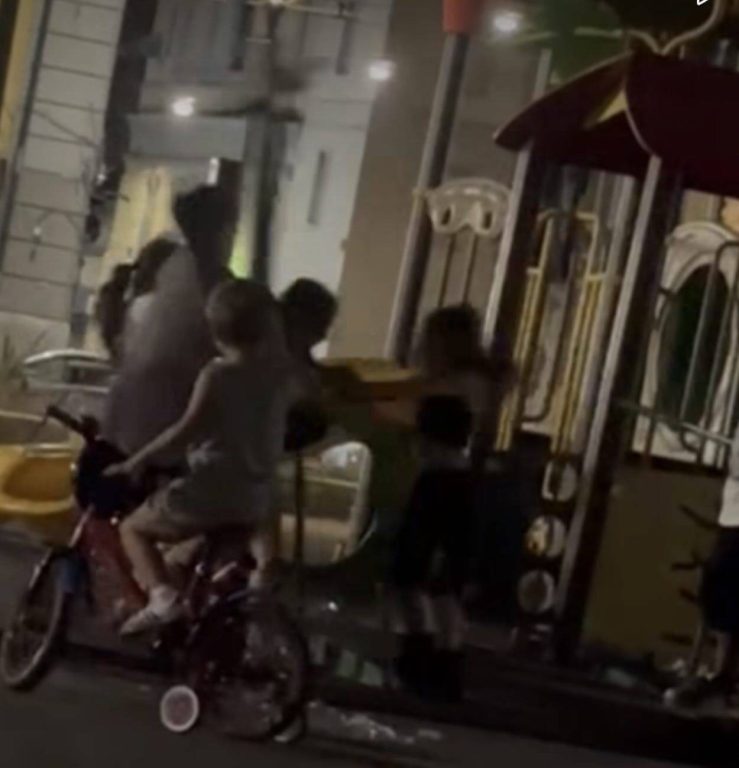 Napoli, baby gang di ragazzine distrugge le giostrine di piazza Nazionale