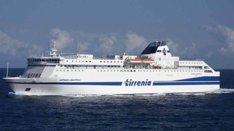 Incendio a bordo del traghetto Raffaele Rubattino nel golfo di Napoli: 180 passeggeri a bordo