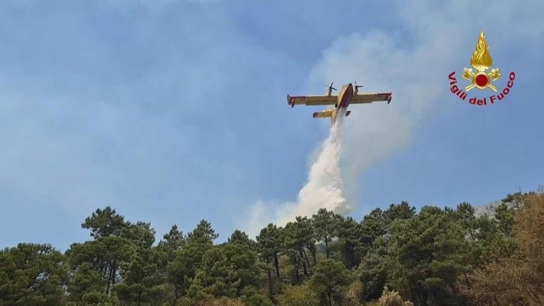 Incendio a Ischia: interventi aerei e terra per domare le fiamme a San Pancrazio
